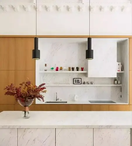 室内设计师charlotte用大理石壁龛与集成式厨房结合,好看又实用:对大