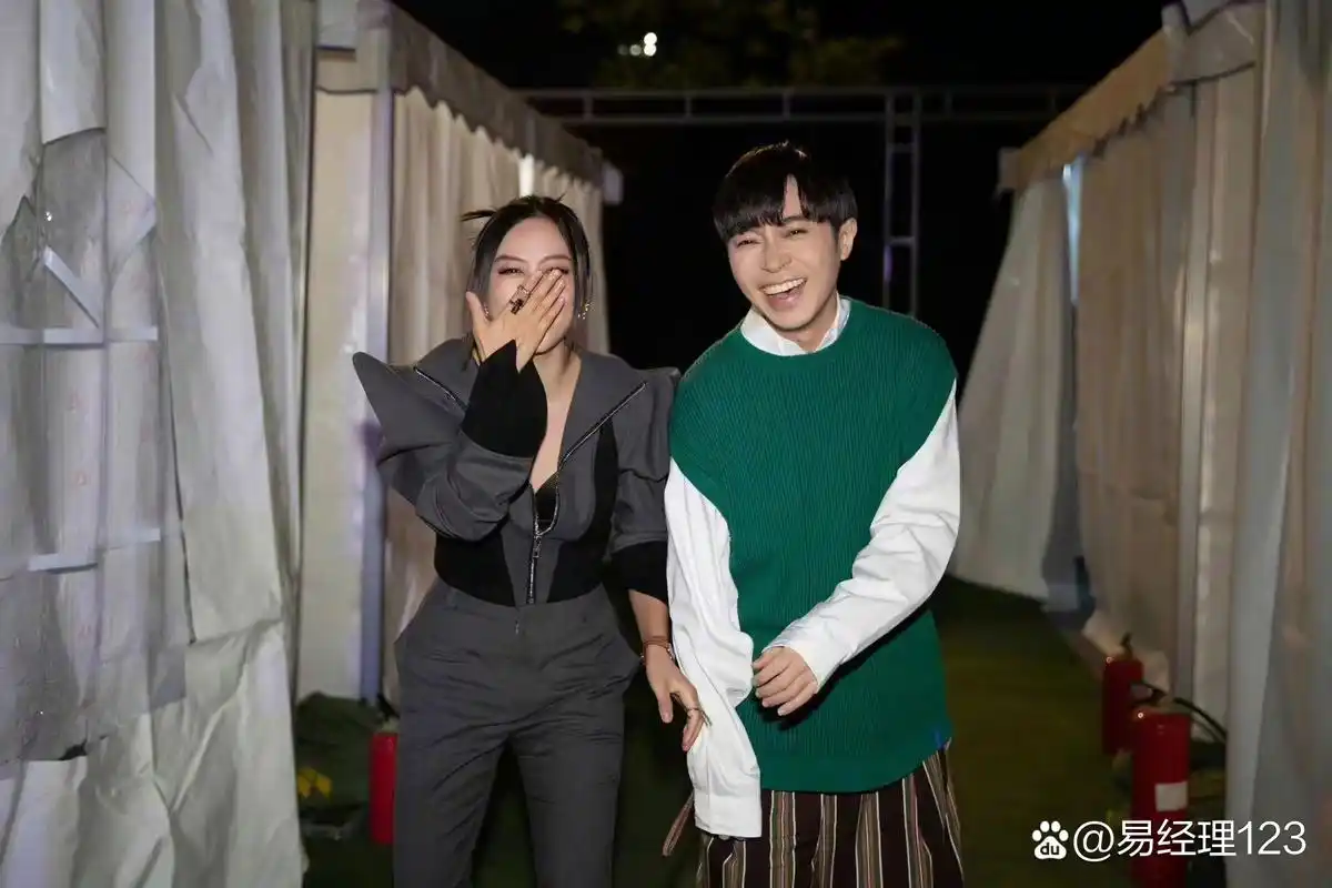 陈粒和吴青峰合照啦!你们唱的望穿好好听!  #每日娱乐看点