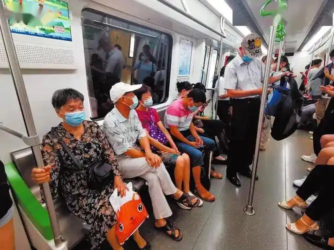 地铁上,主动给妇幼老弱让座