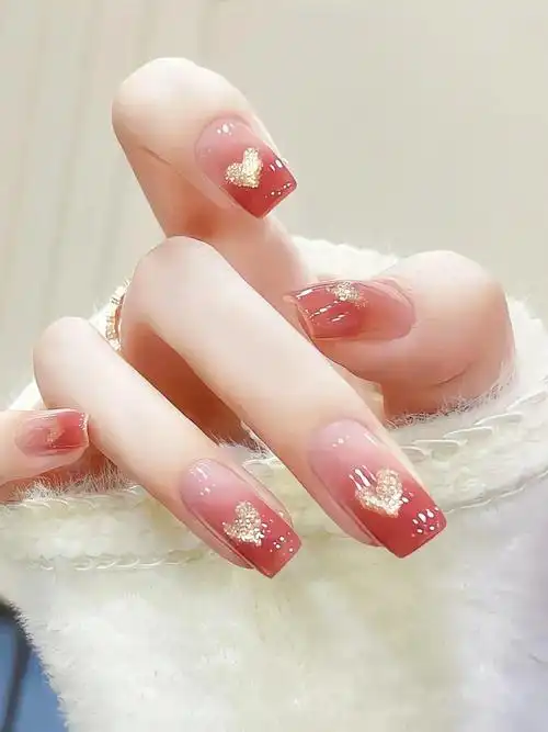 心形美甲引领潮流,让你在人群中熠熠生辉