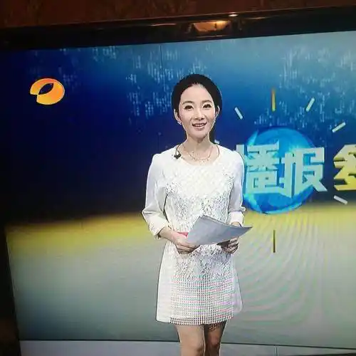出生,毕业于湖南师范大学,公共管理学硕士研究生学历,中国内地女主持