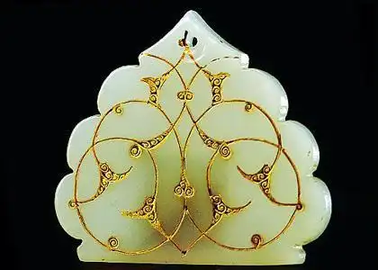 唐金丝勾连云纹三角型玉佩