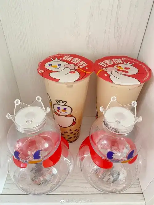 美食超话#秋天的第一桶奶茶#你爱我 我爱你 蜜雪冰城甜蜜蜜～看到外卖