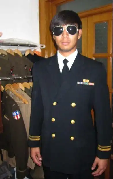 二战时期的海军军官秋季常服,这种衣服的颜色是藏青色,并不是黑色或者