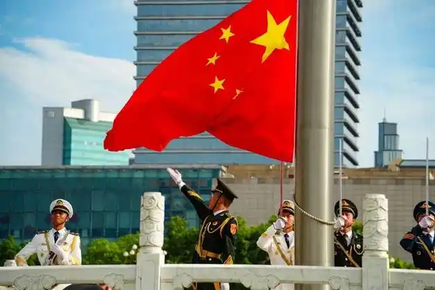 网易首页>网易号>正文申请入驻> 这一刻,全场肃立,五星红旗在万千目光