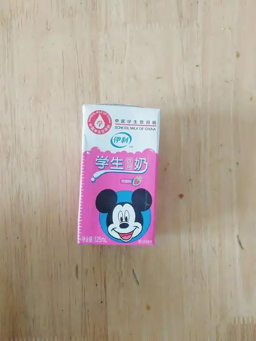 伊利学生牛奶 草莓味