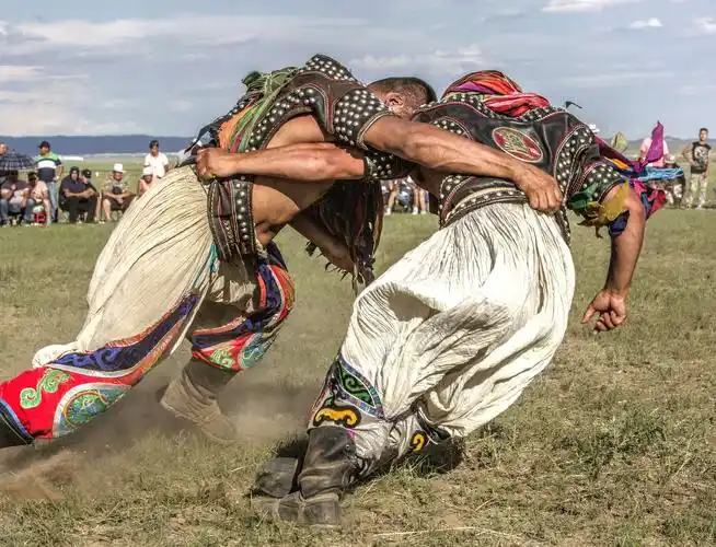草原雄风(蒙古族传统式摔跤博克纪实摄影)