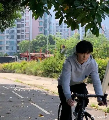 知名歌手洪卓立从高处坠落口吐白沫生命垂危被送往医院抢救