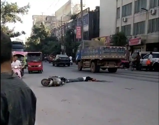 陆川一男子被货车爆头,脑浆一地……_网易订阅