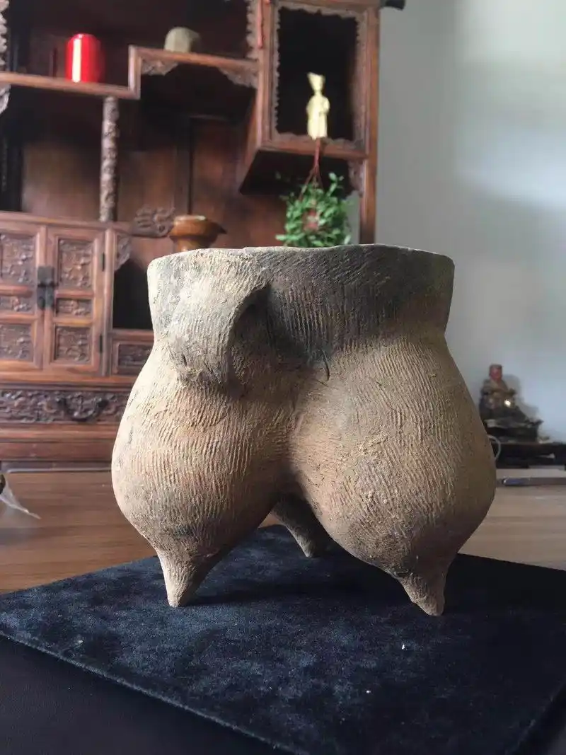 造型大方的双耳陶鬲