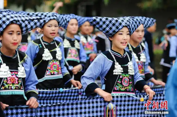 贵州望谟布依族民众盛装共度传统节日"三月三"