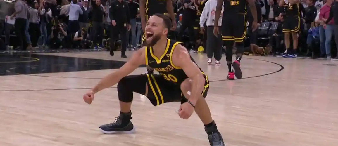 准绝杀之后,库里十分兴奋,做出了怒吼 下蹲的庆祝动作,看上去霸气十足