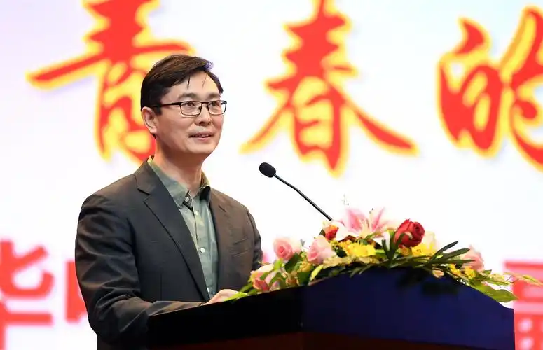 中华中学校长徐飞表示,车辆要前行,必须有车轮,社会要稳定,必须有法律