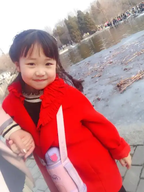 乌海市海勃湾区第五小学一年级八班马歆卓"我是热爱劳动的伶俐小女孩"