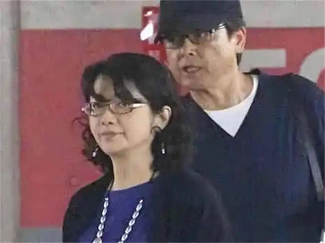 64岁山口百惠一家近况:三浦友和她都老了,两个儿子颜值很高!