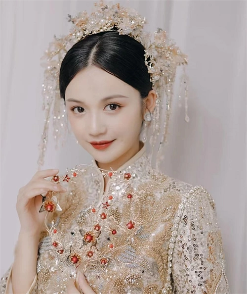 中分新娘盘发,美艳绝伦的新娘发型,简约低调的浅色玛瑙,同