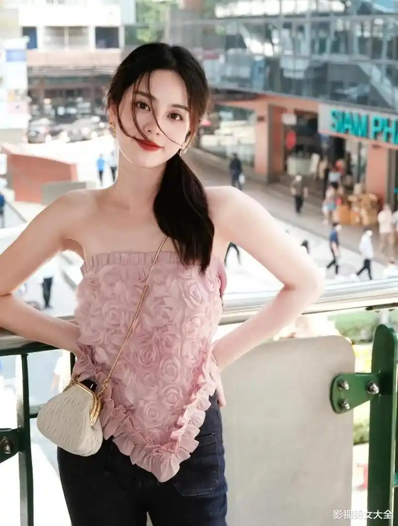 我们村最漂亮的女人,空姐职业,今年29岁还单身,高颜值气质型美女