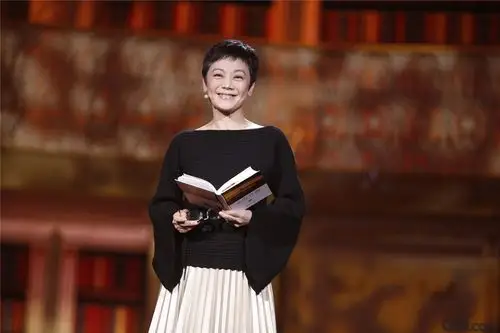 张艾嘉登上《朗读者》舞台 蝙蝠袖上衣 百褶裙典雅风韵