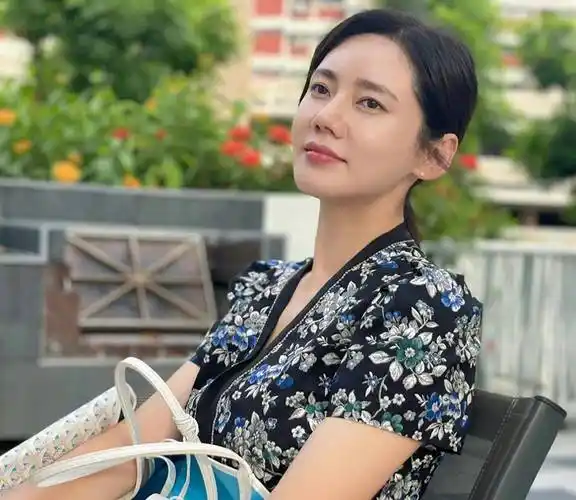 她是日本人,在中国跑龙套10年,靠伪装者爆红,俩丈夫都是中国人