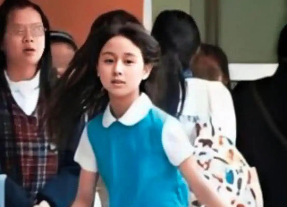 何超欣小时候像洋娃娃一样可爱,因此赌王曾赞扬靓到不得了.