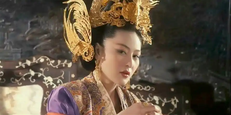 张馨予在《龙门飞甲》中的万贵妃,两款造型相当惊艳,是她不少粉丝的"