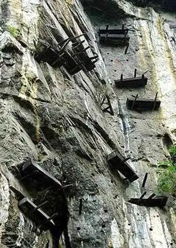 组图:江西龙虎山悬棺升棺表演再现历史风貌