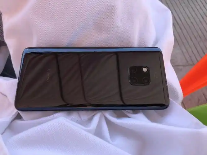 8 128黑色mate20proud,成色如图,屏幕上面有条划痕不影响使用,延保到