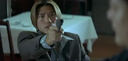 《枪火》中张耀扬手中的m1911式手枪在《喋血双雄》中,周润发手里的枪