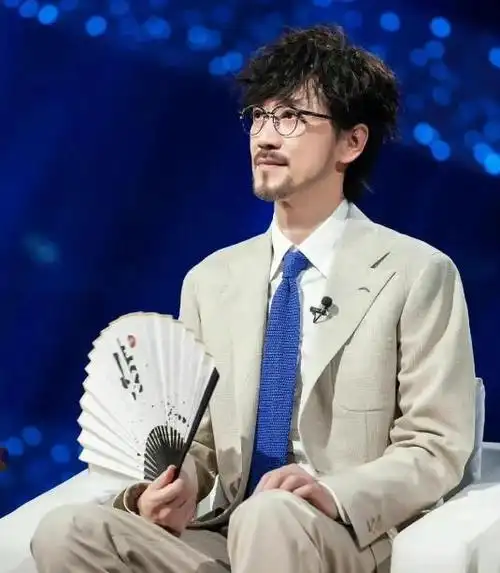 "过气歌手"周传雄:5万粉丝合唱集体泪目,狠狠打脸孟美岐!