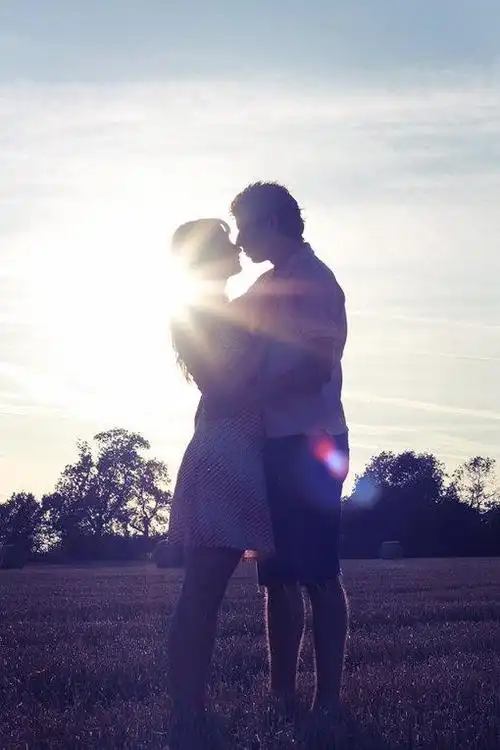 拥抱在一起的情侣,图片大全,高清,图库-回车桌面