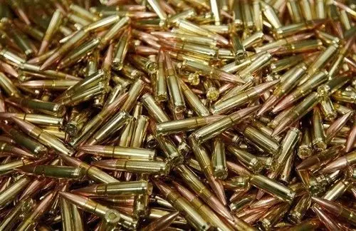 往弹匣装子弹时为啥喜欢在头盔敲一下小举动大作用