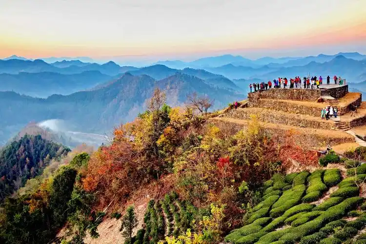 清晨,登上山峦叠翠的石墰观景台,极目远眺.远眺