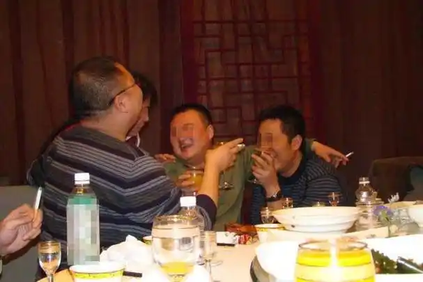 同学聚会消费8600,"老板们"组团上厕所,打工的结账后热闹了!