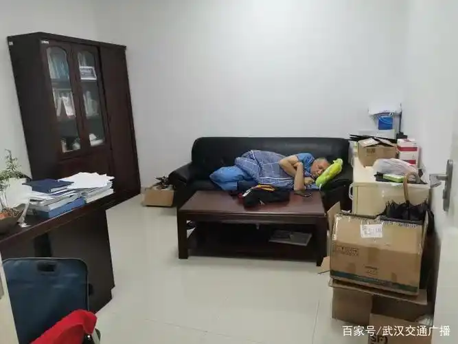 图一:凌晨3点任易在办公室休息