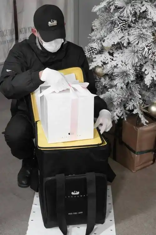 配送员小哥的颜值爆表每款黑天鹅蛋糕均由专人配送都是优雅的天鹅模样