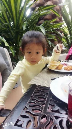 欢迎各位亲爱的小朋友的加入,我是中一班小朋友李若嫣