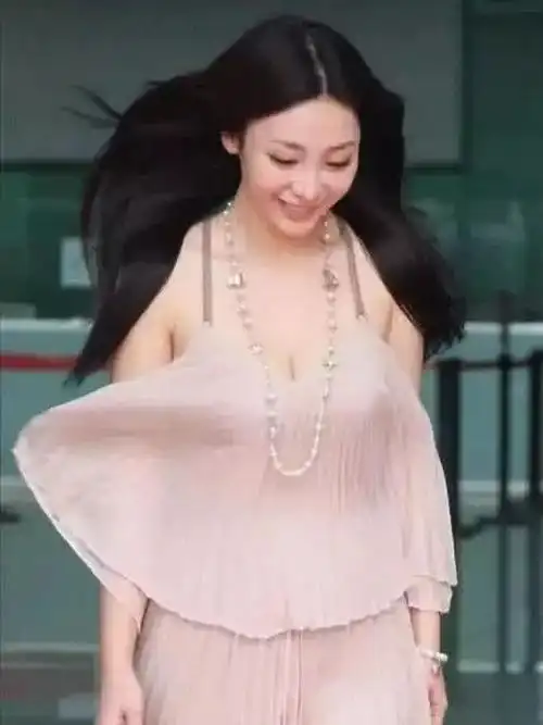 柳岩真空穿吊带裙就走秀,一阵风吹过时全场沸腾,网友呼吸都重了
