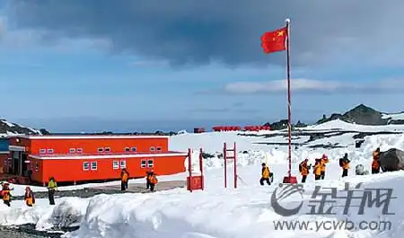 本报记者二进南极长城站 当年的报道被保存