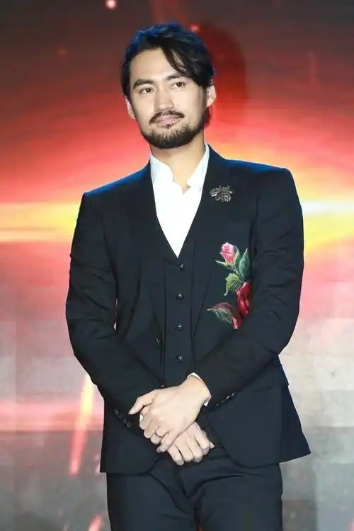 袁弘真有成熟大叔气质穿灰色西装沉稳低调就是皮肤有点黑