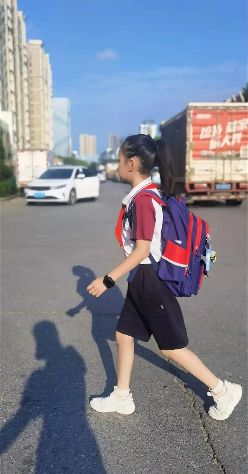 开学第一天.我的女孩, 背着爸爸买的新书包, 妈妈给包的书皮 - 抖音