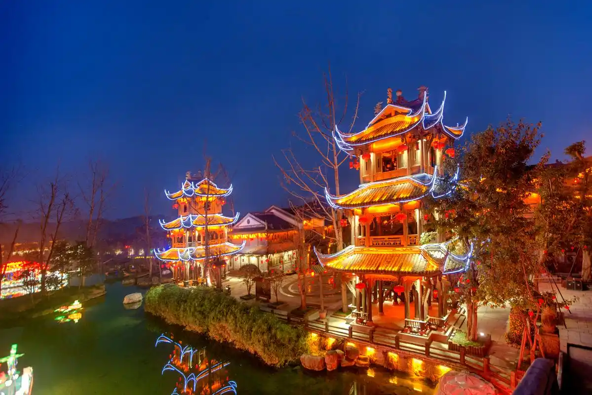 黄龙溪古镇位于四川省阿坝藏族羌族自治州九寨沟县境内,是一个保存