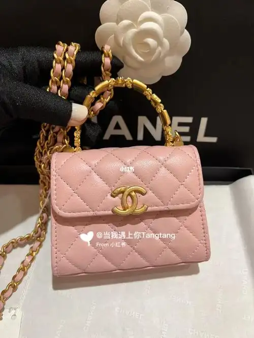 香奈儿粉色羊皮珐琅手柄链条包