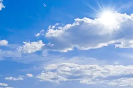 鱼鳞状云层蓝蓝的天空云层和太阳照片