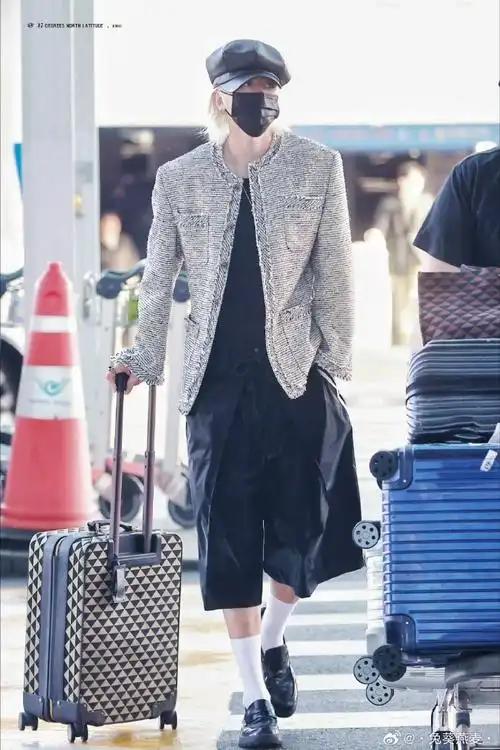 蔡徐坤#  蔡徐坤也就早七走机场依旧像走红毯