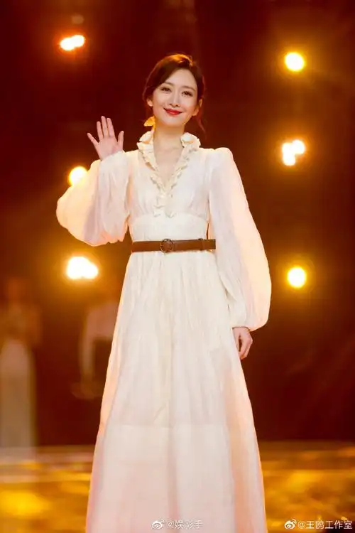 王鸥羊腿袖深v礼服##王鸥 造型师说这叫羊腿袖