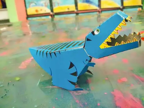 龙嘉幼儿园《幸福教育》美术趣味手工主题:恐龙世界