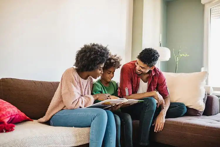 非裔美国父母在家和孩子一起学习图片下载