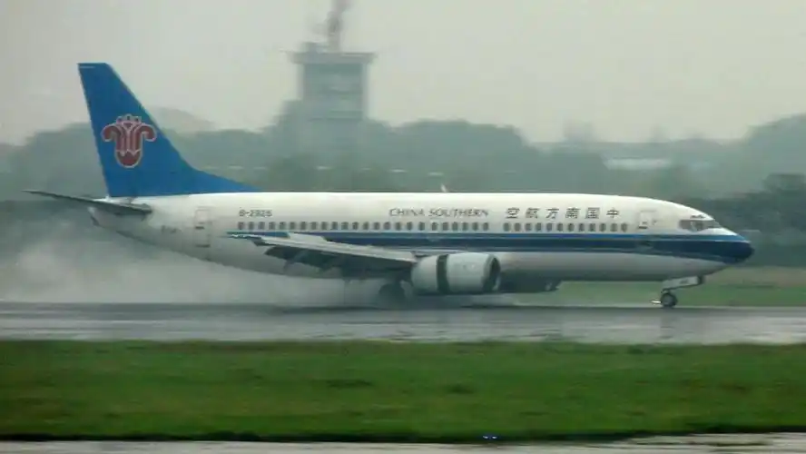 降落 摄影:拉上窗帘1997年5月8日,南航cz3456号航班从重庆来到深圳