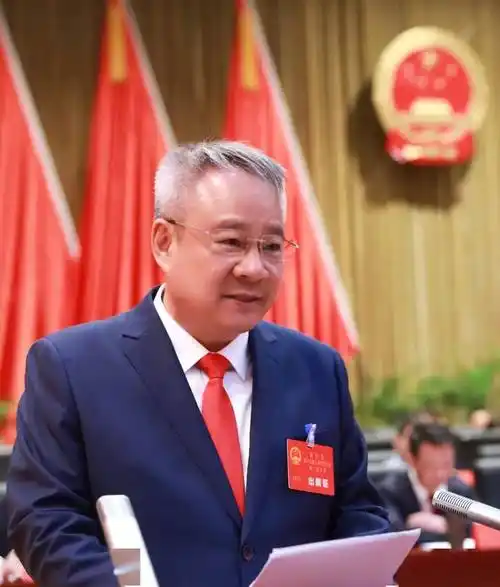 新当选的县人大常委会主任刘万勇在讲话中表示,将在县委的坚强领导下