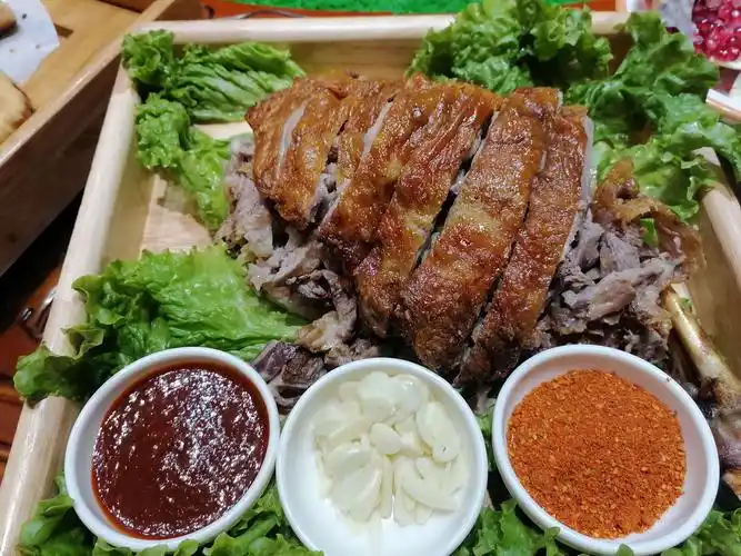 看看这色香味俱全的烤羊背子,这也是蒙古族欢迎远方的客人的美食.